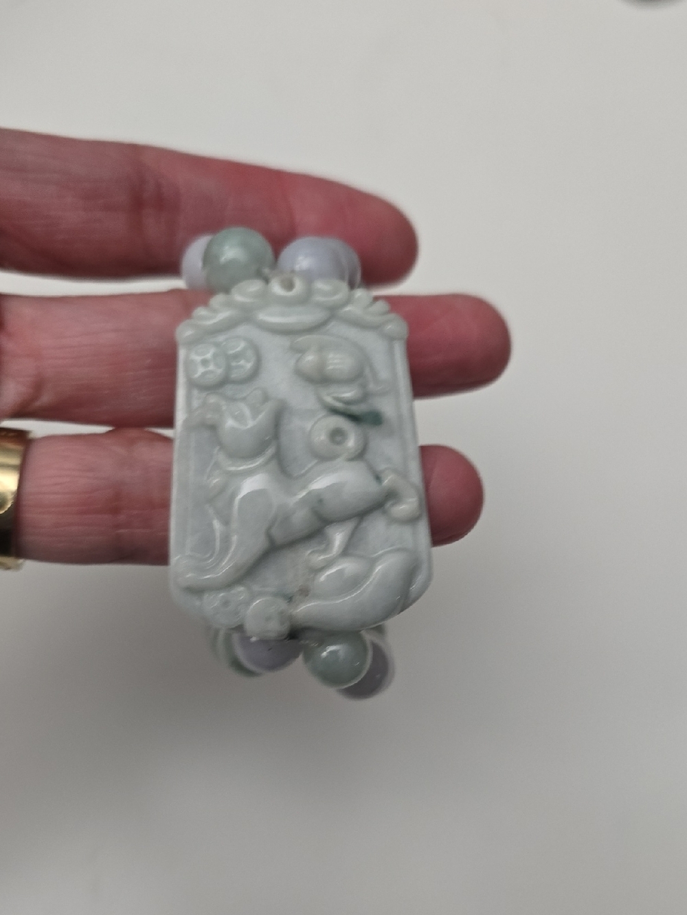 Hand-Carved Light Green Jade Motif Stretch Bracelet